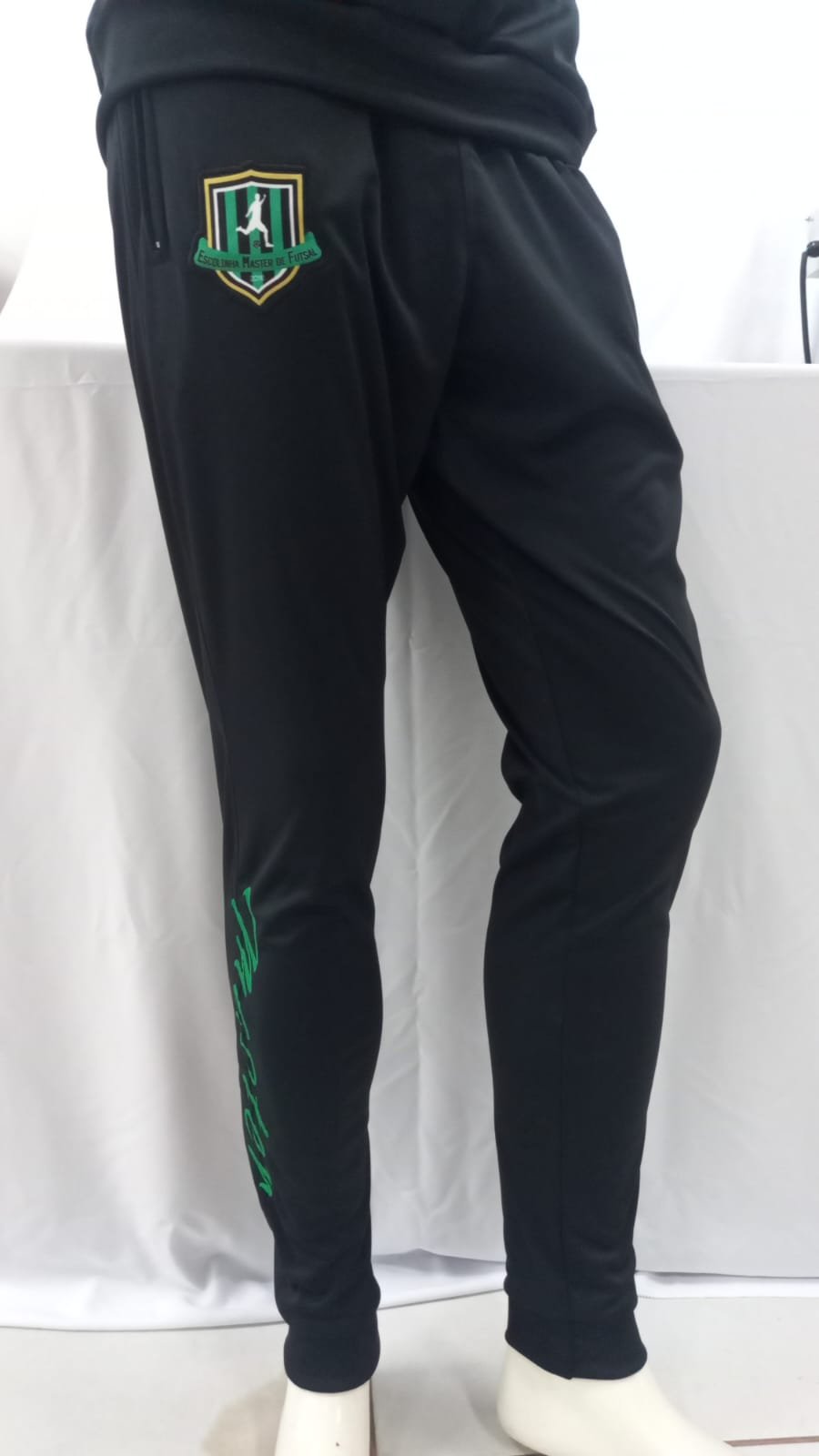 Calça de agasalho personalizada para escolinha de futsal, produzida pela 3K Uniformes